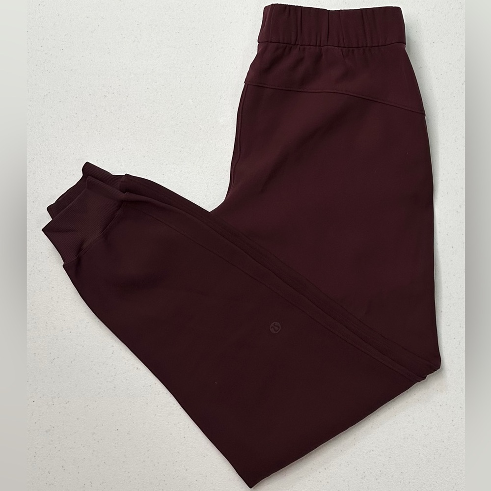 Lululemon On The Fly Jogger Women's Size 4 Maroon Travel Woven Athleisure